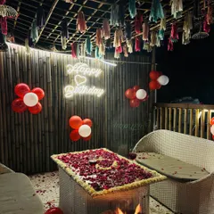 I believe birthdays should be extra special. Here’s a cozy birthday setup I did, complete with a flower-covered table, balloons, and a personal bonfire to keep you warm. Let me know your vision, and I'll bring it to life.