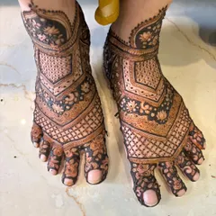Your feet deserve just as much attention. I design intricate patterns for feet, like this one with geometric checks, delicate lotus motifs, and floral details covering the toes, to complete your bridal look.