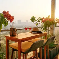 Imagine enjoying a glass of wine while watching the sunset over the city. We designed this custom bar nook to be the perfect spot for evening relaxation, complete with comfortable high-top seating and planters that frame the stunning view.