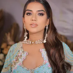This modern cocktail look is all about a captivating gaze. I focused on a sharp, smoky eye and glossy nude lips, a perfect combination for evening photoshoots where the makeup needs to be striking and sophisticated.