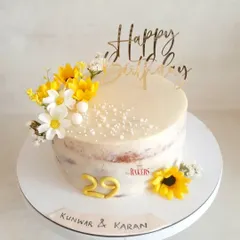 Sunflower vibes are my favorite! This completely no-fondant semi-naked cake is decorated with bright, cheerful sunflowers. It's a big hit with my clients and always brings a little sunshine to the party.