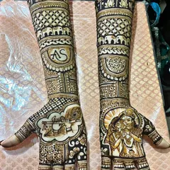 A divine love story of Radha and Krishna depicted in this intricate bridal mehndi. We can create portraits of gods, goddesses, or any figures that are meaningful to you.