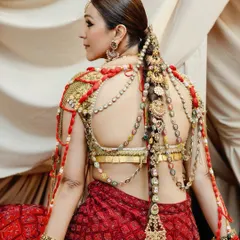 A view of the full statement braid, adorned with jewels and tassels. This is how you combine tradition with avant-garde style for a truly unforgettable Mehendi look.