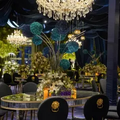 For a glamorous cocktail evening, we transformed the space with a deep, royal blue palette, accented by the sparkle of magnificent crystal chandeliers. The result is a sophisticated and opulent atmosphere perfect for a modern celebration.