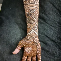 A romantic touch for this bride, with her partner's name, 'Faraz', written inside a heart on her palm.