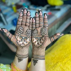 A unique take on the peacock motif, where the body of the peacock is filled with intricate details. The symmetry on both hands is perfect.