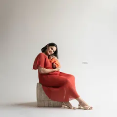 The connection between a mother and her newborn is pure magic. In our studio, we create a relaxed atmosphere for these intimate portraits, focusing on the love and tenderness of these early days.