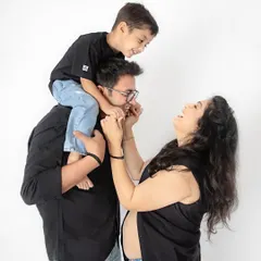 Pure, unscripted joy! I love capturing these candid family moments, like a big brother playing with his parents, all laughing together as they await the new arrival. These are the memories you'll treasure forever.