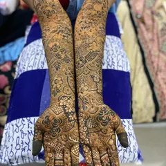 A perfect example of my full-coverage bridal henna. I meticulously layer intricate patterns, including floral work and delicate netting, to create a design that extends from the palm to the elbow, ensuring you look stunning from every angle.