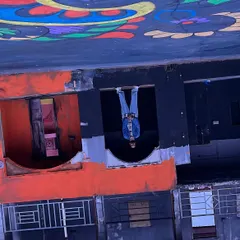 Playing with perspective for a creative urban shot. I'm always ready to experiment to get an interesting photo for a streetwear or artistic project.