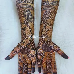 A beautiful Dubai-style floral design. This style is known for its bold flowers, negative spacing, and flowing patterns, creating a very modern and glamorous bridal look.