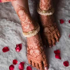 Even the feet are adorned with beautiful mehndi. This shot captures the bride's henna and traditional pearl anklets.