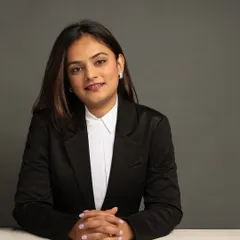 Your professional headshot should feel like you on your best day. This is a modern, confident portrait for a lawyer, showing her approachable yet professional side. We work together to move beyond stiff poses and capture the authentic person behind the title.