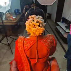 This traditional bridal bun is completely covered in fresh gajra (jasmine flowers), creating a fragrant and classic look. This style is a timeless choice for South Indian and traditional North Indian weddings.