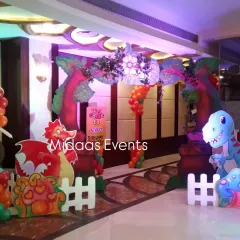The entrance sets the tone for the entire party. For this dinosaur theme, I created a grand entryway with a balloon arch and character cutouts to make sure guests felt like they were stepping into a different world from the moment they arrived.