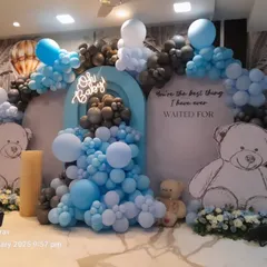 An "Oh Baby" shower setup with hand-drawn style teddy bears and a hot air balloon detail. The mix of blue, black, and white balloons creates a modern and stylish take on the classic teddy bear theme.