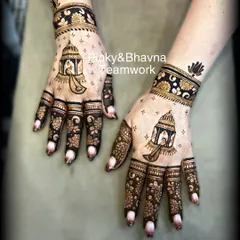 A beautiful and festive design perfect for Diwali or Karwachauth. The hanging lanterns or 'kandeels' are a unique touch that brings a celebratory feel to the mehndi.