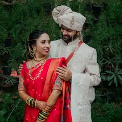 I love creating timeless couple portraits against natural backdrops. Here, the groom looks at his bride with so much affection, a candid moment that perfectly captures the beginning of their journey.