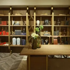 Our iconic home office design features a desk and shelving unit in antique brass and Sucupira veneer with a matte finish. The extensive storage enables you to organize books and display decor with effortless glamour.