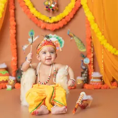 A whole leela in one smile! This setup captures the playful spirit of Bal Gopal, complete with a pot of makhan and festive decorations.