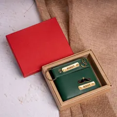 This image shows how the green wallet and keychain combo is presented for gifting. The set is placed in a simple, eco-friendly box with a contrasting red lid, making it ready to be gifted.
