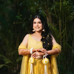 Bright, happy, and glowing just like her Haldi morning. This look was all about keeping it real and radiant with soft glam and fresh flowers.