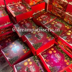 A closer look at the beautifully designed Christmas gift boxes used for our corporate hampers. Each box was filled with freshly baked goodies like plum cakes and brownies.