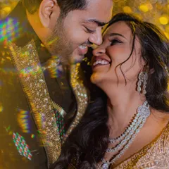 A close-up filled with laughter and joy, enhanced by a prism effect for an artistic touch. We love to play with light and creative techniques to make your photos unique.