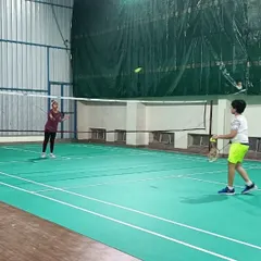 Two young players engaged in a badminton rally on our indoor court. My coaching for kids focuses on developing skills, footwork, and a love for the game in a friendly, competitive setting.