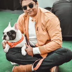 Rio the French Bulldog and his dad, just chilling on the grass. This photo shows how I can create a relaxed portrait setting anywhere, making it feel like you and your pet are the only ones there.