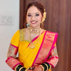 The quintessential happy Maharashtrian bride. This look features a traditional nath, a subtle chandrakor bindi, and a dewy makeup base that shines, paired with my expert Nauvari saree draping.