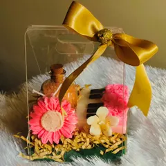 A different view of the piano-themed gift set, showing the vibrant pink flower soap and the elegant gold ribbon on the acrylic bag.