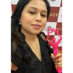 A selfie with my "pink lady," the award for Best Bridal Makeup Artist of the Year. This trophy represents countless hours of hard work and my commitment to excellence in bridal beauty.