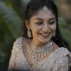 My course also covers modern, elegant looks perfect for receptions and cocktail events. Here, you can see a soft glam style with a focus on luminous skin and a joyful, fresh feel, proving your versatility as an artist.