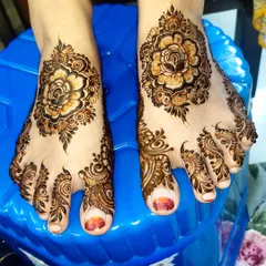 A simple yet elegant floral design for the feet, perfect for a bridesmaid or wedding guest. The central rose motif is the star of this design.