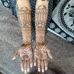 Another beautiful design for an engagement bride. The pattern features bands of different textures and motifs, creating a rich look that is perfect for the occasion.