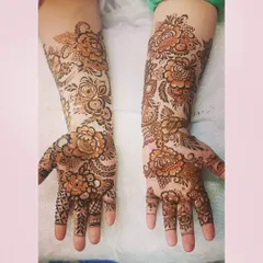A beautiful full-hand floral design. I love creating patterns that look like a bouquet of flowers, with different shapes and sizes to create a natural, organic feel.
