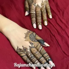 A simple and elegant design for the back of the hands. This style is perfect for guests who want something beautiful and quick, focusing on detailed finger work and a central motif.