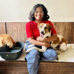 A quiet moment of connection. Here you see me with a dog and a cat, both comfortable and at ease. This is the goal of my training, to create a harmonious home where all pets feel safe and understood. It’s not about commands, but about building a friendship based on trust.