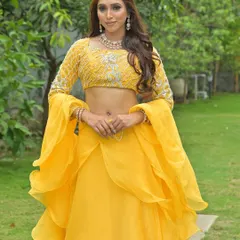 This model looks radiant in the yellow rental lehenga, perfect for an outdoor Mehendi or Haldi function.