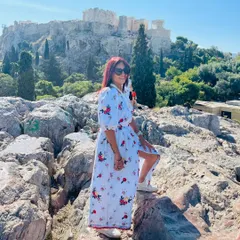 Another beautiful moment from my client's Greek vacation. This white dress with delicate floral embroidery was the perfect choice for exploring the historic sites of Athens.