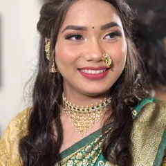 Her happy smile says it all! The jewellery perfectly complements her festive green and gold saree.