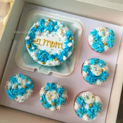 My bento and cupcake combo box is the perfect gift. This one, made for a mom, features a mini cake and five matching cupcakes in a beautiful blue and white design.