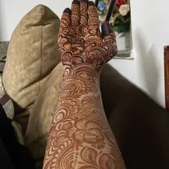 Another view of the guest's full-arm henna. Even for guests, I love to create detailed and beautiful designs that make them feel special.