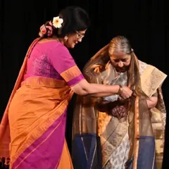 Honouring the late Kamalini Dutt with the Natya Vriksha Lifetime Achievement Award in 2023. She changed the way Indian dance was recorded for television.