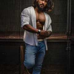 An urban photoshoot look. Being in great shape gives you the confidence to feel comfortable and look good in any setting.