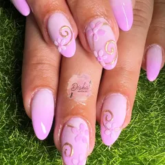 A surreal pink ombre design. This look features a soft gradient, 3D sculpted flowers, and delicate gold swirl accents for a dreamy and feminine style.