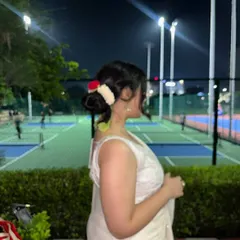 Another beautiful shot of the crochet gajra, this time at night. The white and red flowers stand out beautifully, showing how versatile this hair accessory is for any event, day or night.
