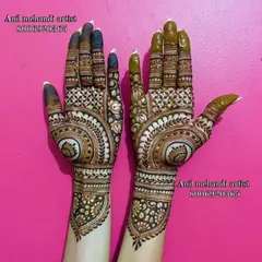 A beautiful semi-circular or 'chand' design on the back of the hands. This style is perfect for guests who want something traditional yet not as heavy as bridal mehandi.