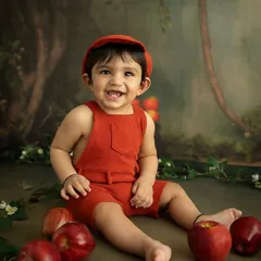 Eight months of apple-cheeked smiles. This little one had so much fun in our apple orchard setup, a sweet and playful theme for a sitter session.